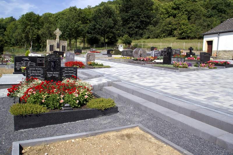 Unser Friedhof wird verschoenert 2008 Bild Nr.011